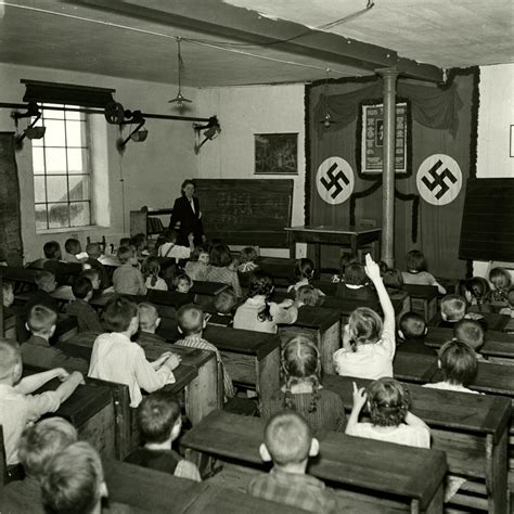 Schulklasse von ~1940 mit Hakenkreuzen an der Wand